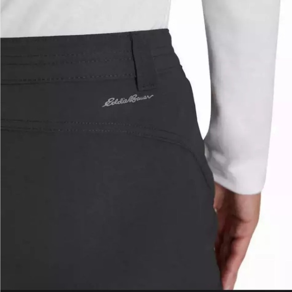 NWOT Eddie Bauer Women’s Rainier Hiking Cargo Water repellent shorts size 4 - Picture 4 of 14